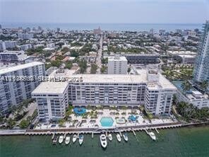 Foto del edificio - 800 West Dr