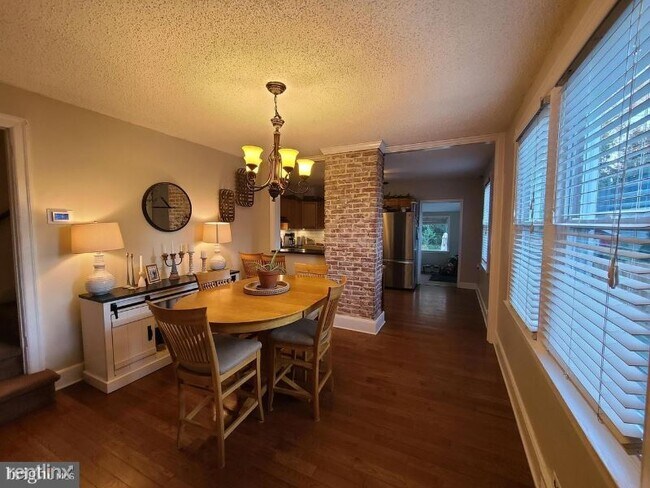 Building Photo - 3 br, 1.5 bath Townhome - 677 knowles ave