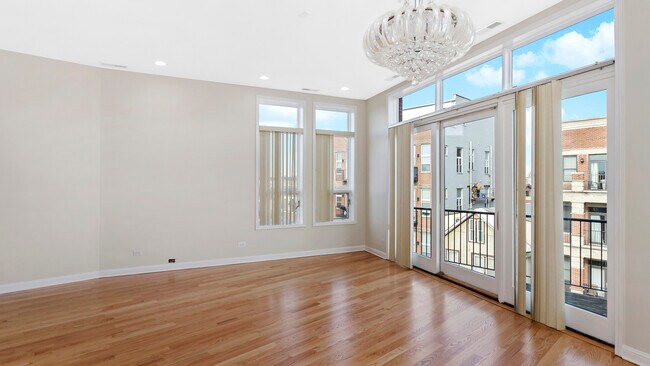Building Photo - 1449 W Fullerton Ave