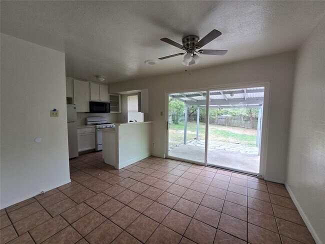 Foto del edificio - 1109 Village Green Dr