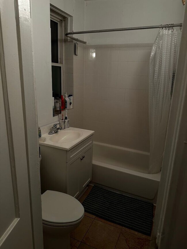 Foto del edificio - 1BR/1Bth unit. Great location, Laundry in building!