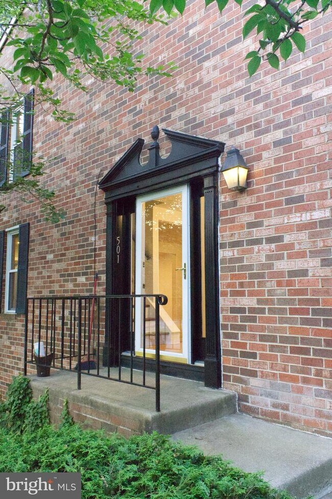 Building Photo - 501 Oakmont Ct