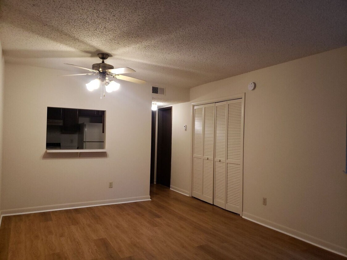 Foto principal - 1 Bedroom, 1.5 Bath Townhouse