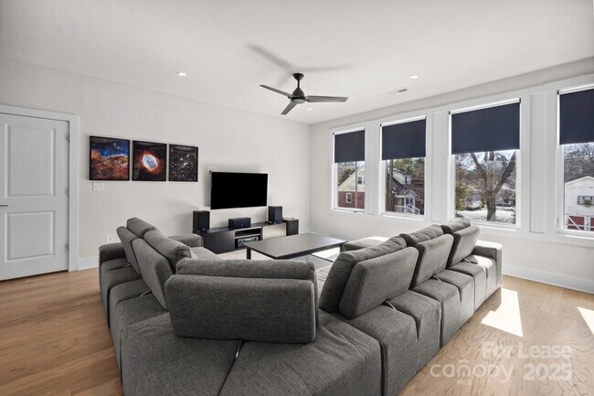 Foto del edificio - 1553 Pinecrest Ave