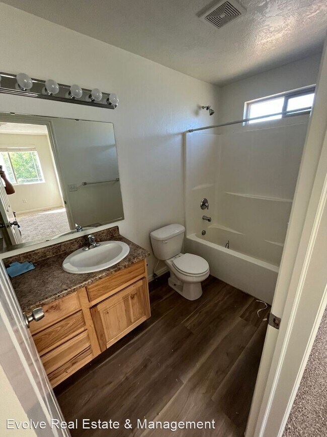 Building Photo - 3 br, 2.5 bath House - 546 N 1380 W #1