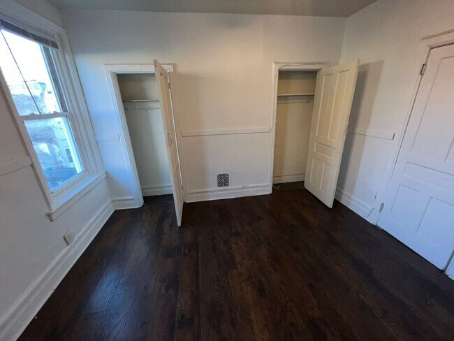 Building Photo - ContemporaryTwo Bedroom Home with Wood Flo...