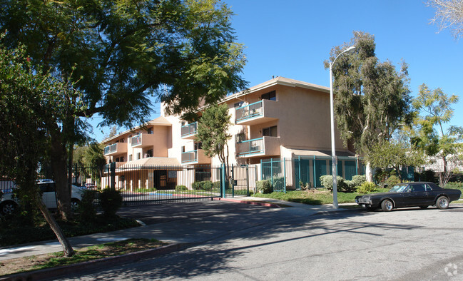 Foto del edificio - Simpson Saticoy Apartments