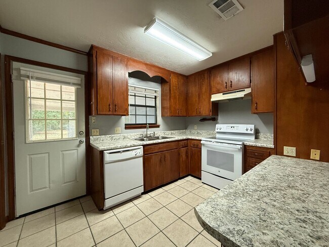 Foto del edificio - 2/2 Right at the Front of BREWSTER ESTATES w/ FENCED YARD!