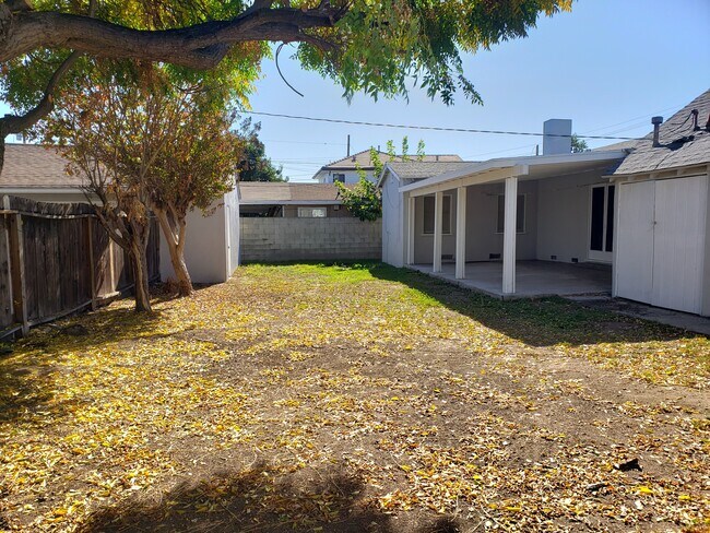 Building Photo - 4930 Acacia St