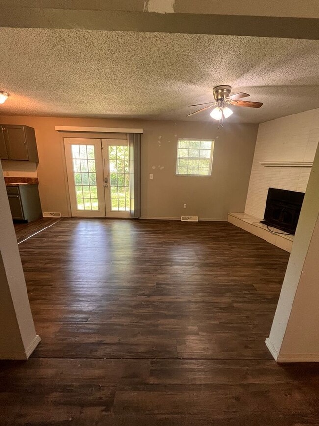 Foto del edificio - Brentwood 3 bedroom & 2 bathroom home, Huge Fenced Yard