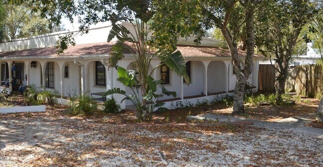 Foto del edificio - 630 N Crooked Lake Dr