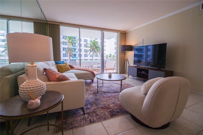 Foto del edificio - 5151 Collins Ave