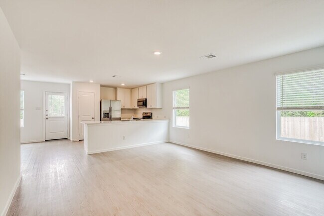 Foto del edificio - 5445 E Forest Rd
