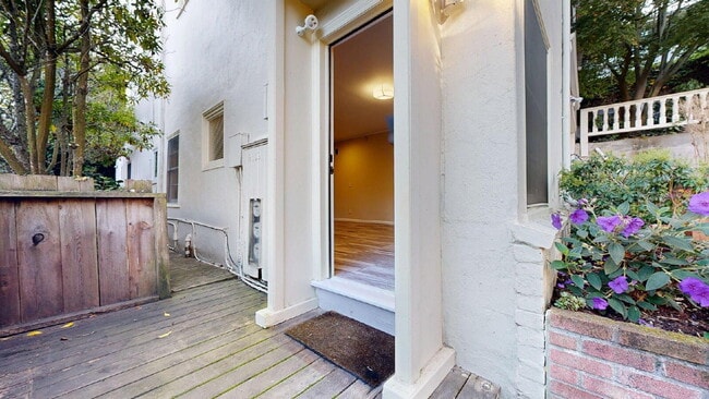 Foto del edificio - Beautifully Updated Flat with Gourmet Kitchen & Private Outdoor Retreat