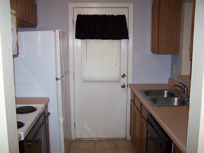 Foto del edificio - 2 Bath townhouse with hardwood floors and ...