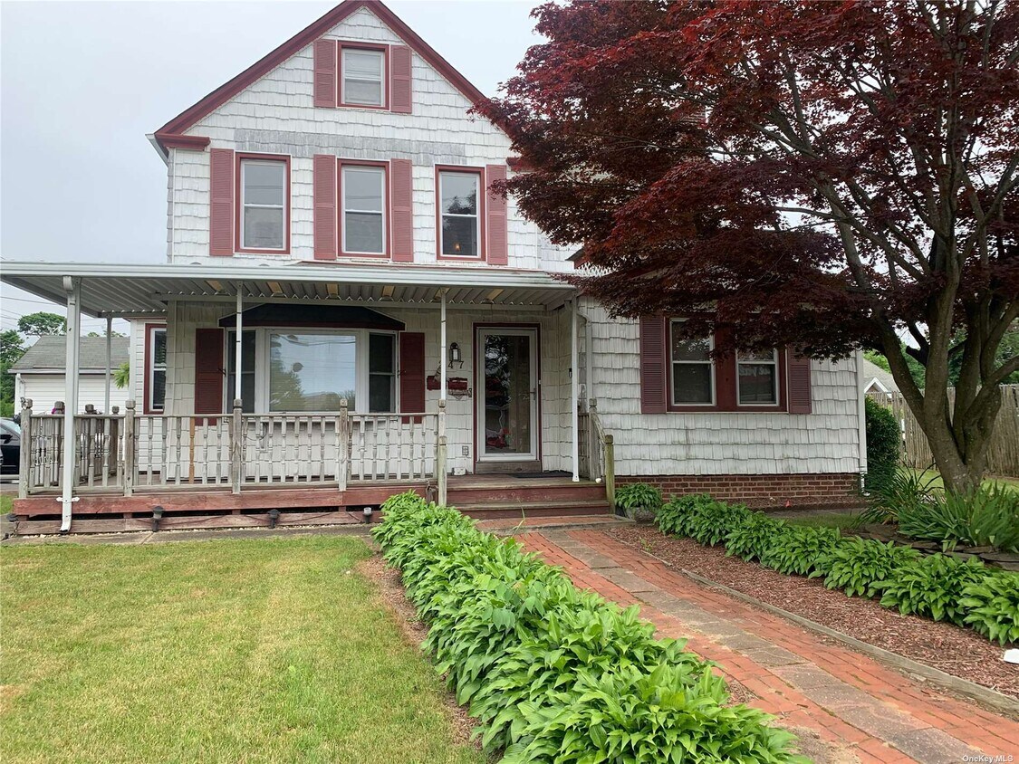 247 Railroad Ave Unit B, Sayville, NY 11782 Room for Rent in Sayville