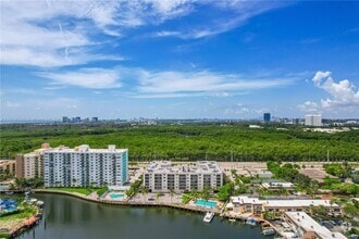 Building Photo - 2821 N Miami Beach Blvd