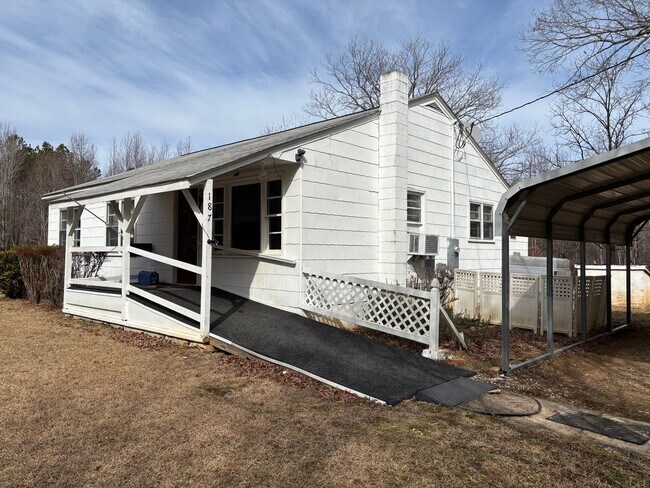 Foto del edificio - 3 BED, 1 BATH FARM HOUSE LOCATED IN STAR!