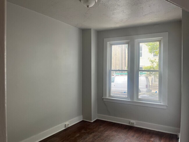 Building Photo - 3BR/1.5 BA newer paint