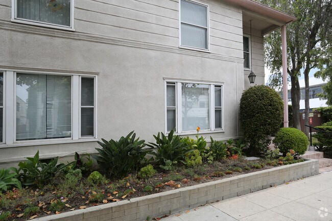 Foto del edificio - 360 S Doheny Dr