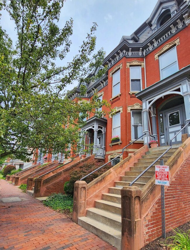 Building Photo - Brownstone charm! 1Bed1bath, first floor b...