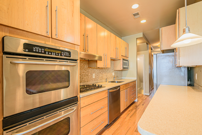 Foto del edificio - 611 Otis Pl NW
