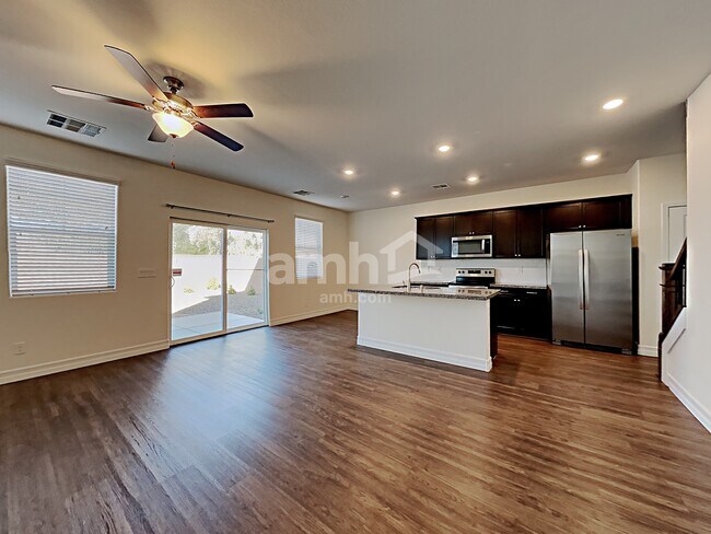 Foto del edificio - 9875 S Eastern Ave