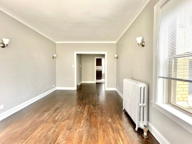 Building Photo - 2200 W Rosemont Ave
