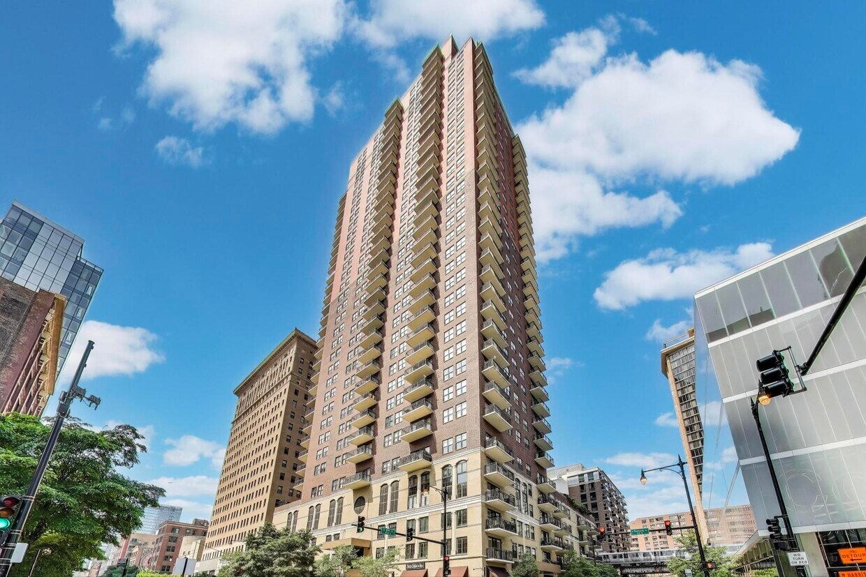 Foto principal - 41 E 8th St