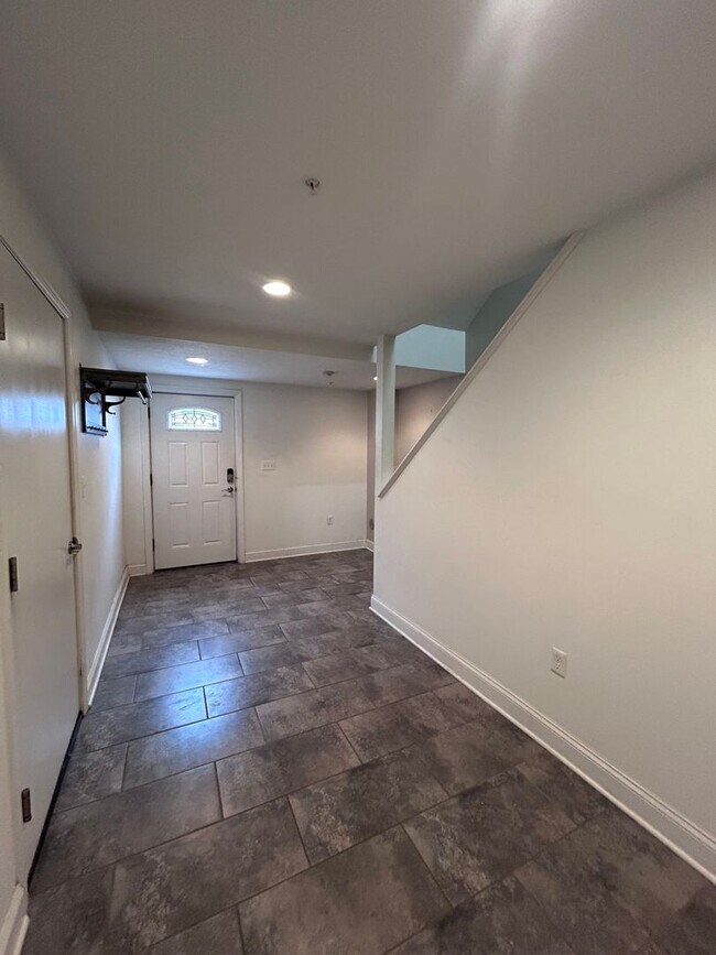 Foto del edificio - Modern 3-Level North Side Townhome with Garage