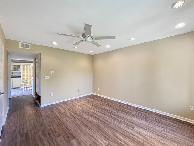 Foto del edificio - Beautiful 3BD/2.5BA Condo in Tierrasanta w...