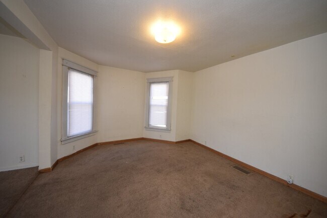 Building Photo - Spacious 2 bedroom, 1 bath home in highly ...