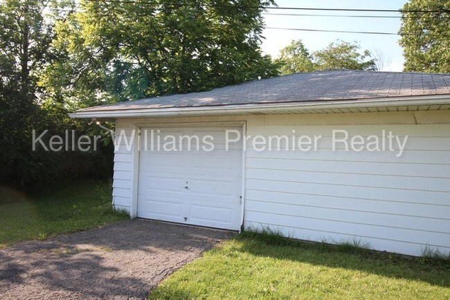 Building Photo - 3973 Far Hills Dr