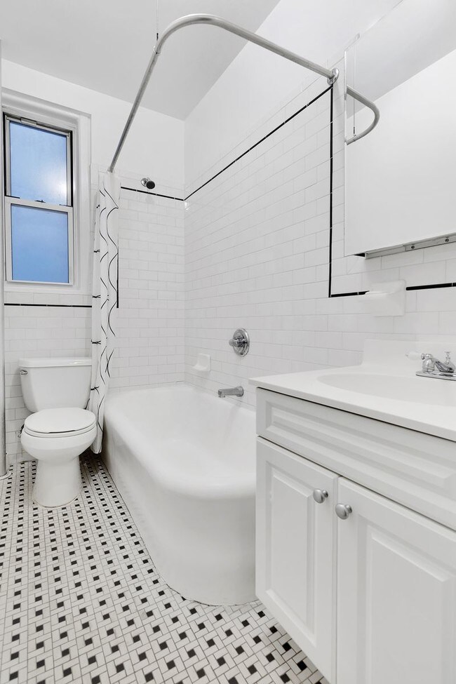 Building Photo - 113 W 13th St