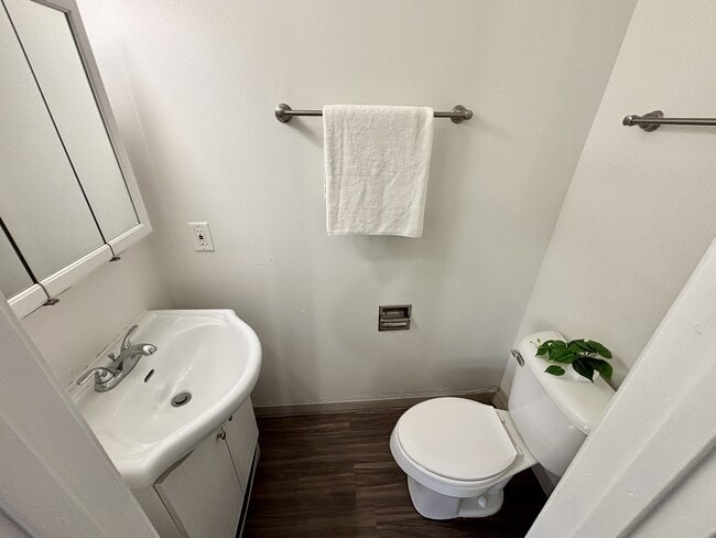 Building Photo - Sundale Townhomes