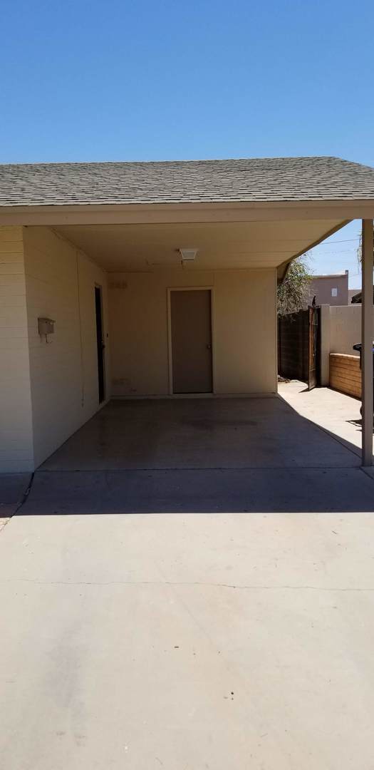 Building Photo - HARD TO FIND 5 BEDROOM WITH LOTS OF LIVING...