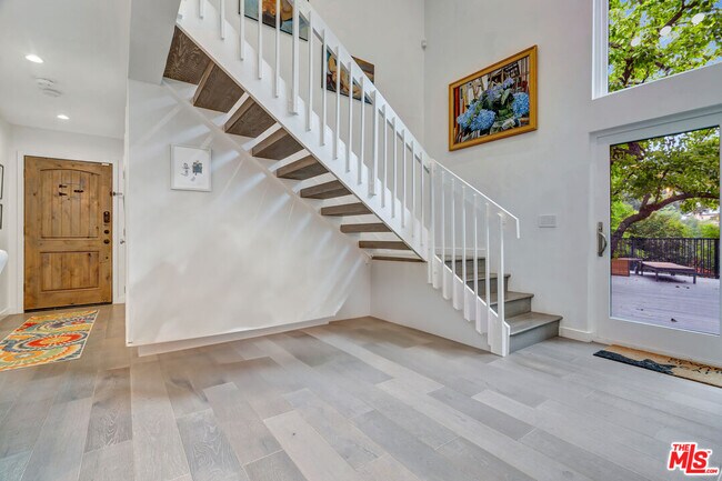 Foto del edificio - 3906 Alta Mesa Dr