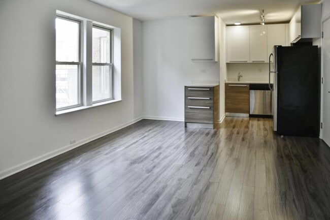 Building Photo - 925 W Carmen Ave