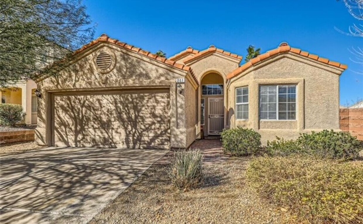 Primary Photo - BEAUTIFUL 3 BEDROOM 2 FULL BATHS SINGLE ST...