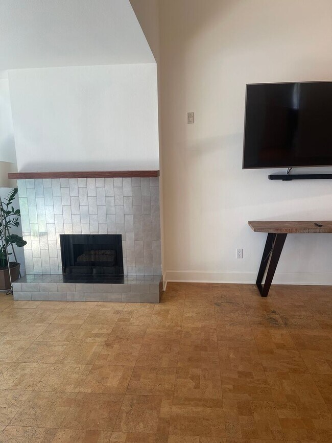 Building Photo - Hollywood Luxury 2 Bed Condo!