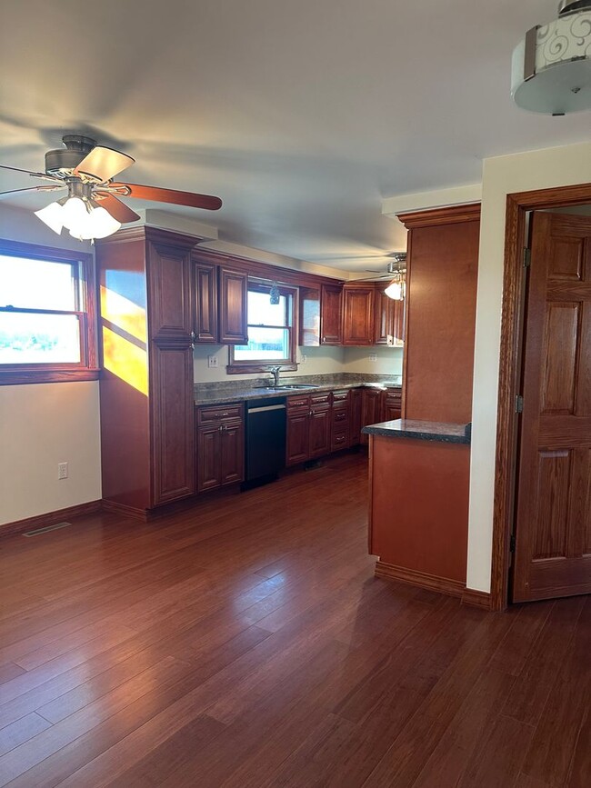 Building Photo - 3 Bedroom 1 Bathroom Home for Rent East Si...