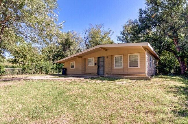 Building Photo - 4 bed/1 bed house! Coming Soon!