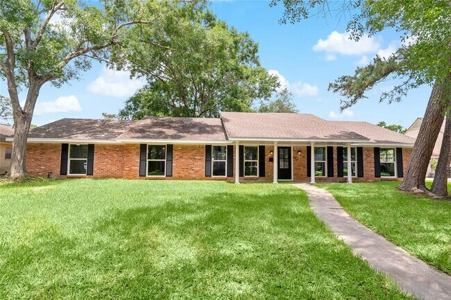 Building Photo - 214 Whispering Oaks Dr