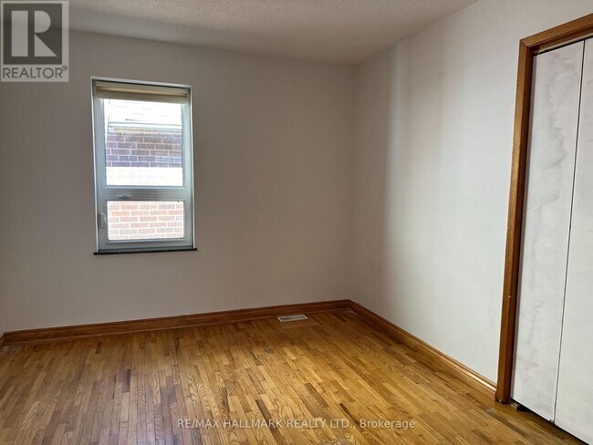 Photo du bâtiment - 124 Sandown Ave