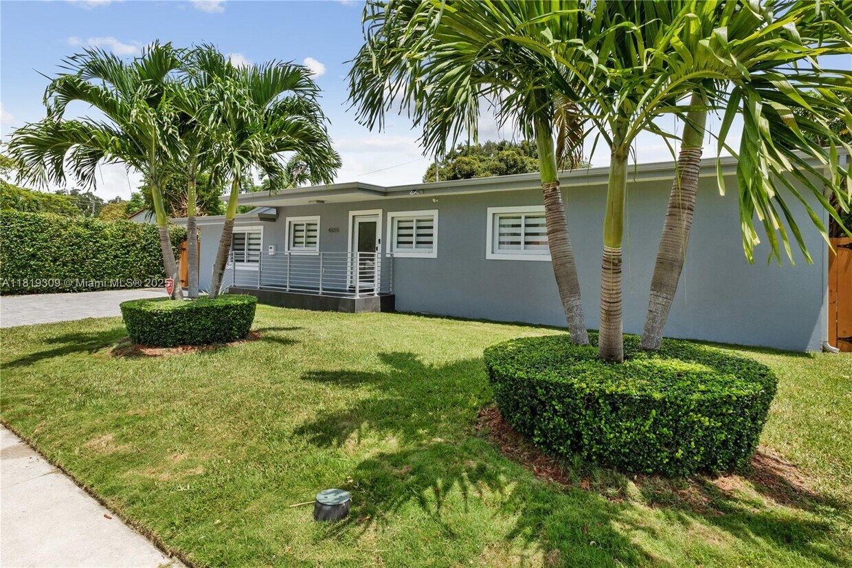 Foto principal - 4655 SW 14th St