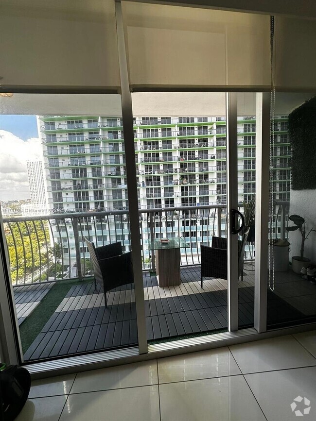 Building Photo - 1750 N Bayshore Dr