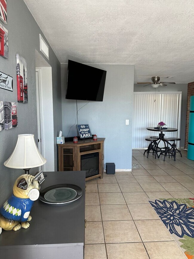 Building Photo - Longterm optional - Winter 24/25 Furnished...