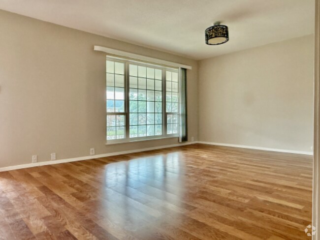 Building Photo - 2101 Fountain View Dr