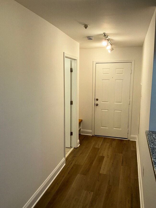 Building Photo - Beautiful 3BR 2BA condo located in the Decoverly neighborhood of Rockville