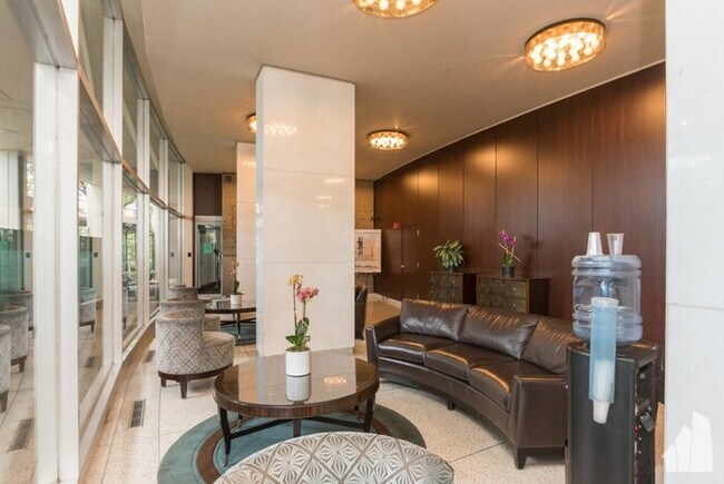 Foto del edificio - Vintage 1B 1B condo on the Gold Coast with...